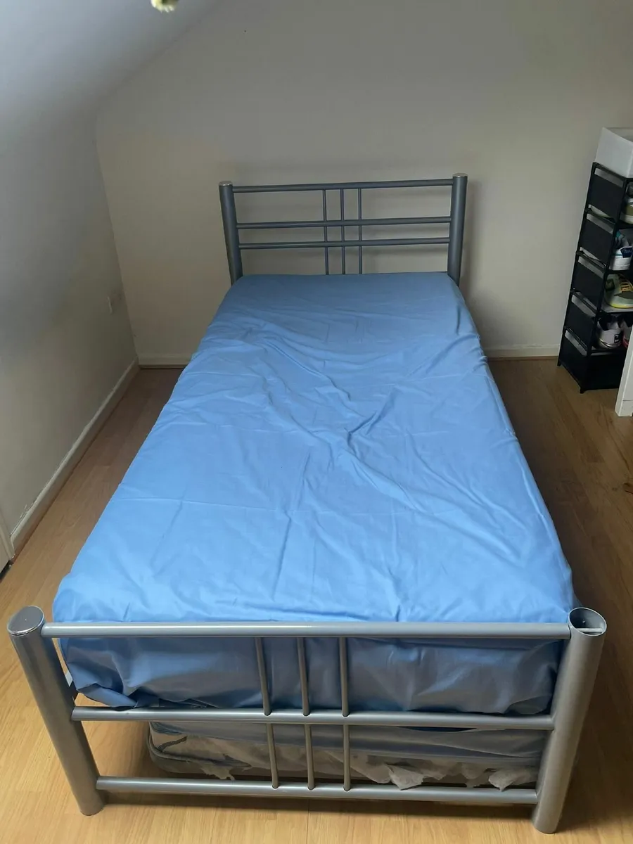 Single bed with guest bed - Image 3