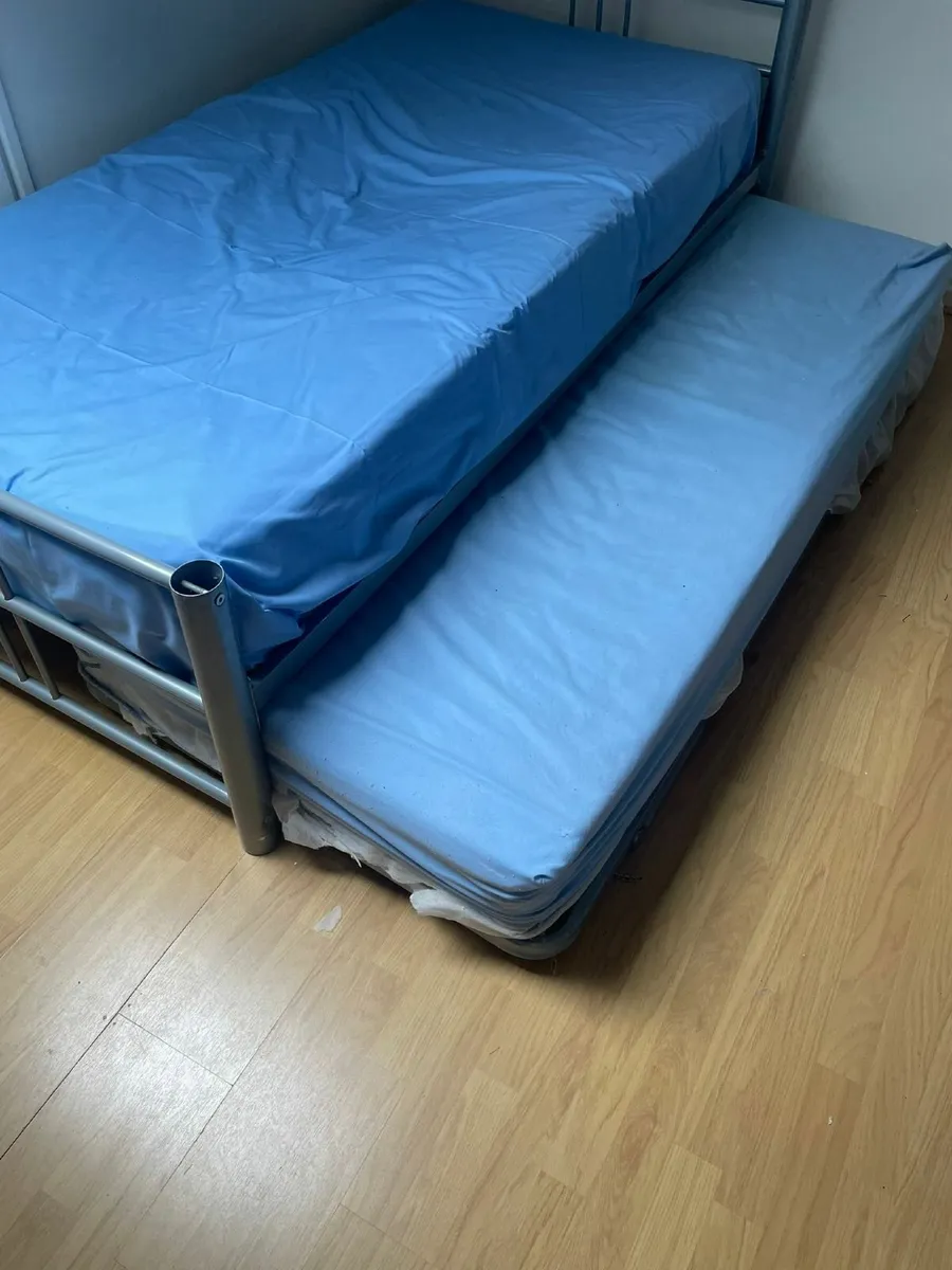 Single bed with guest bed - Image 4