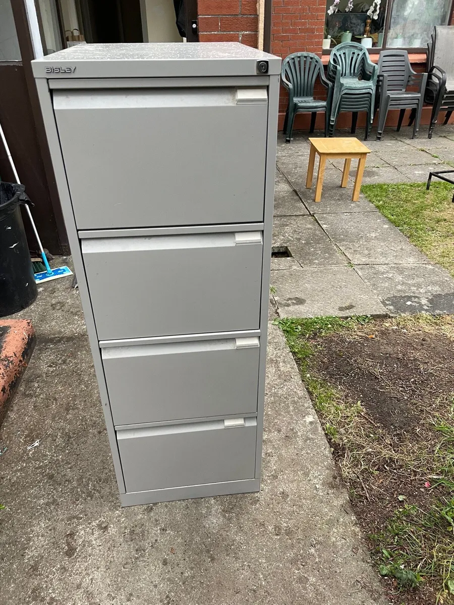 Metal file cabinet with keys - Image 1