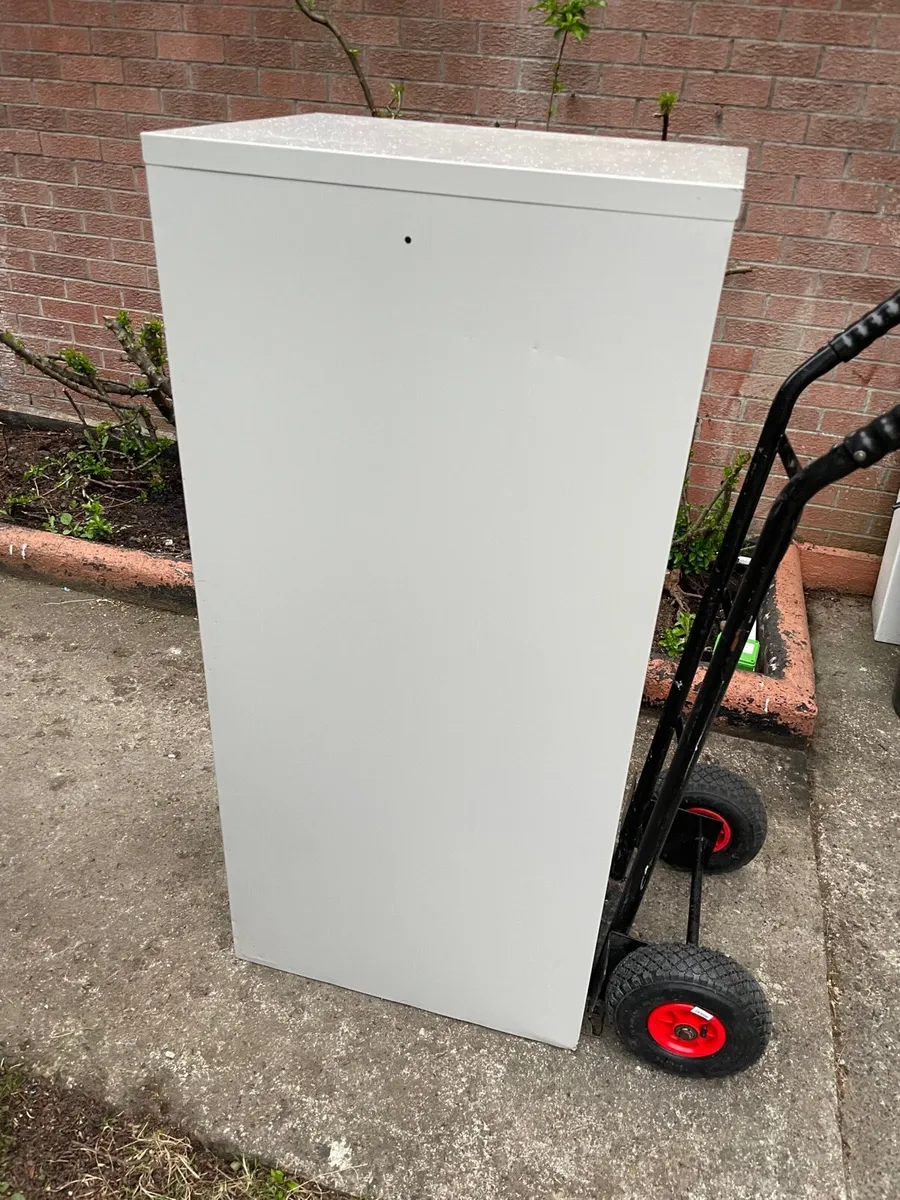 Metal file cabinet with keys - Image 3