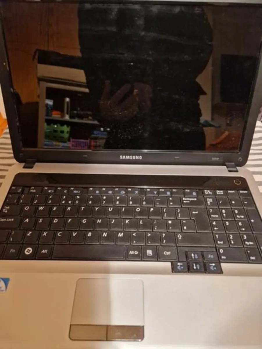 Samsung S3510 Laptop, 1 Terrabyte Hard Drive - Image 2