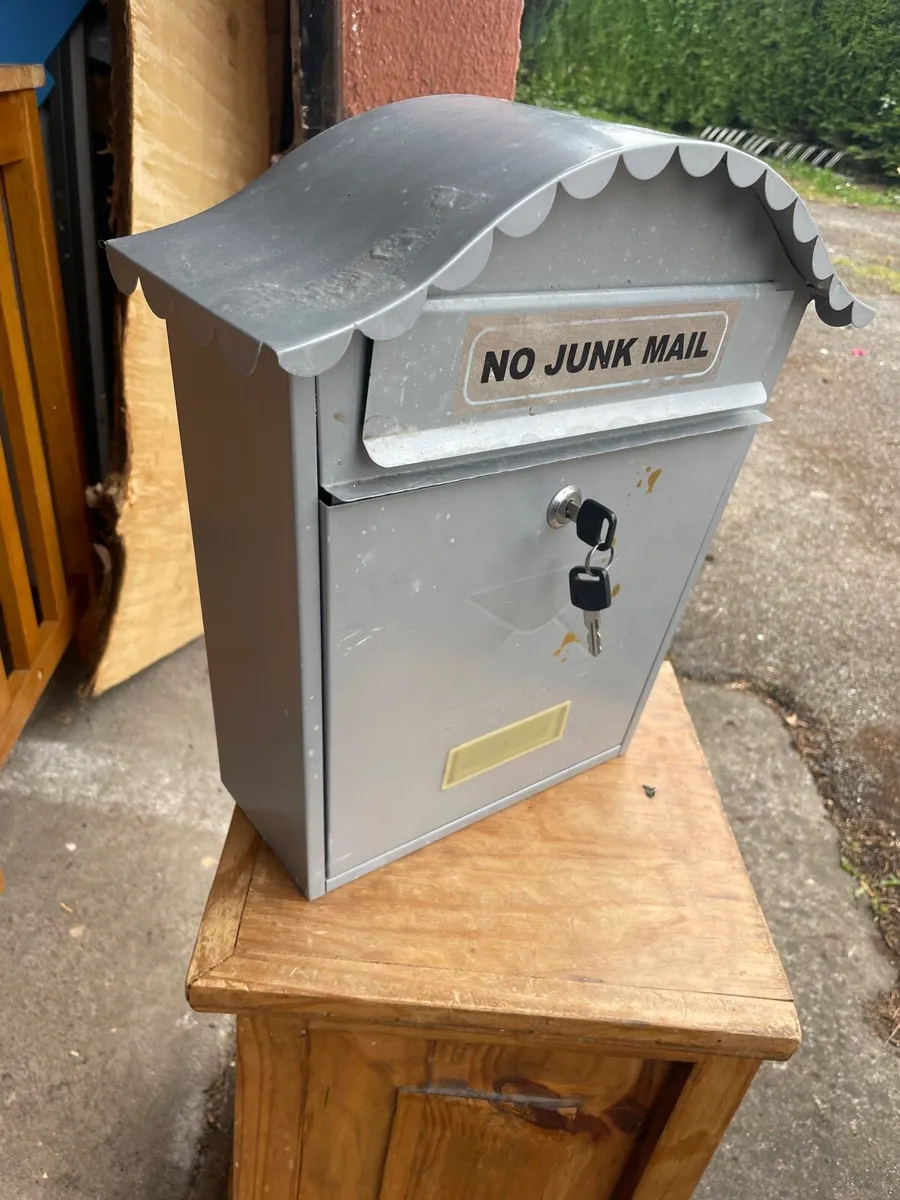Letter box with keys - Image 1