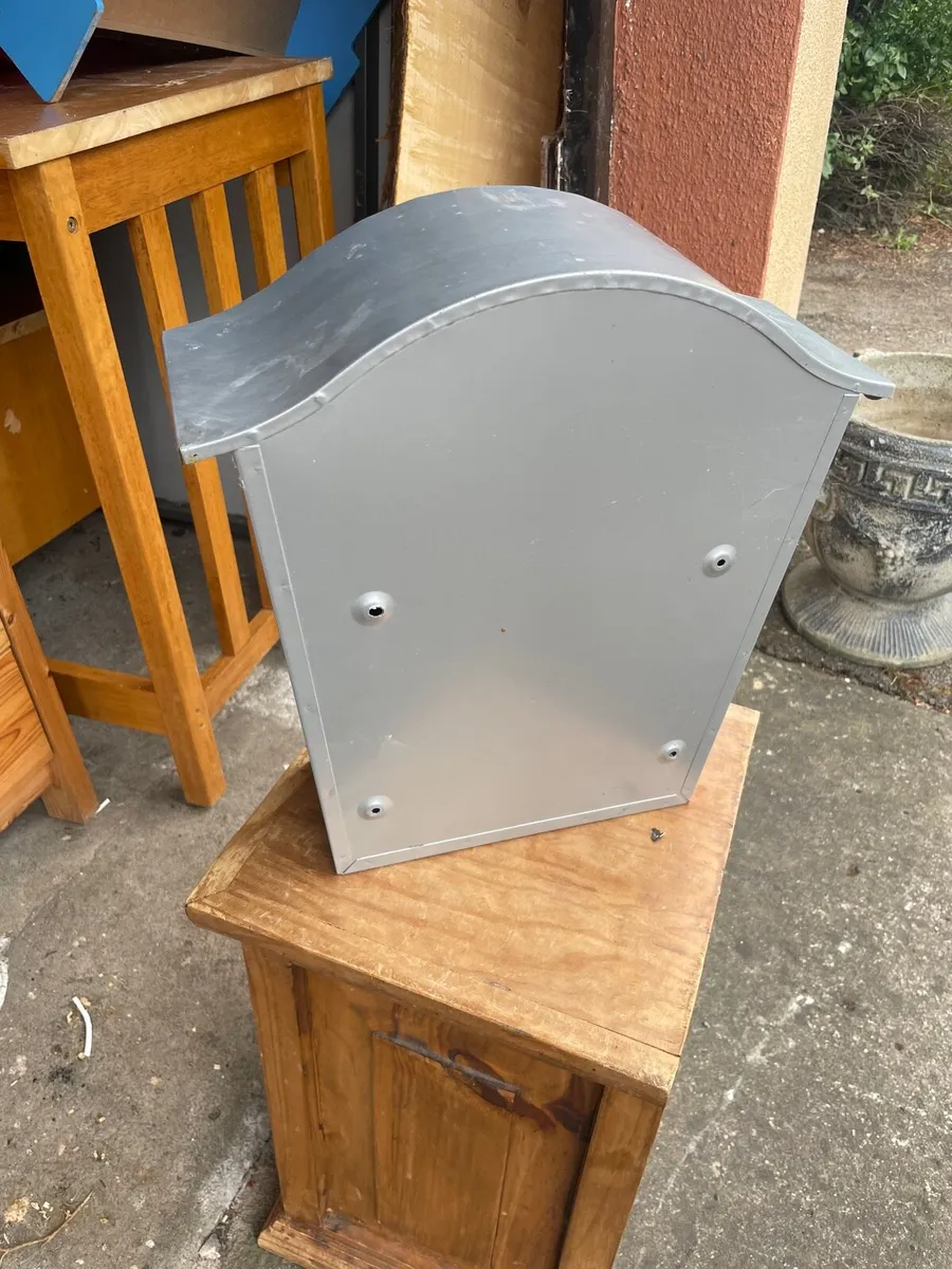 Letter box with keys - Image 2