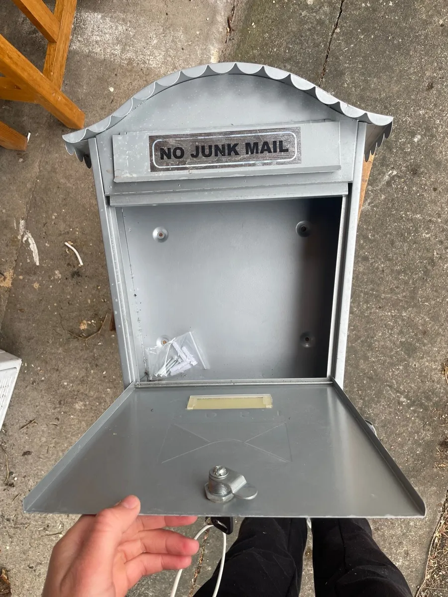 Letter box with keys - Image 3