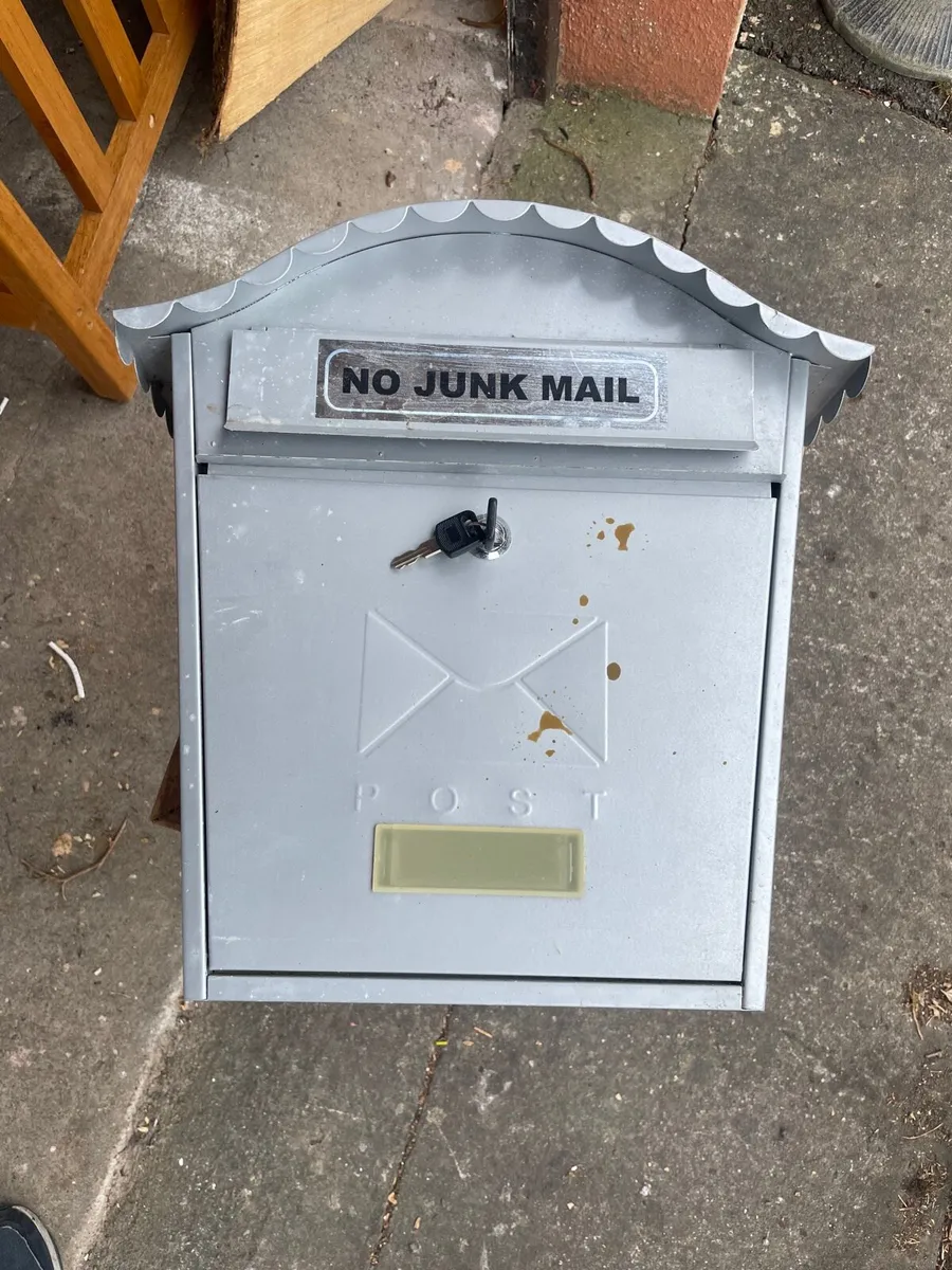 Letter box with keys - Image 4