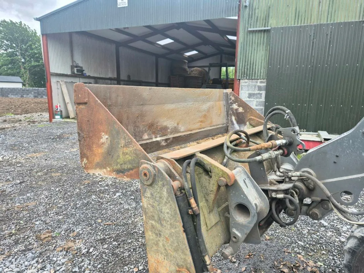 Tractor bucket - Image 1