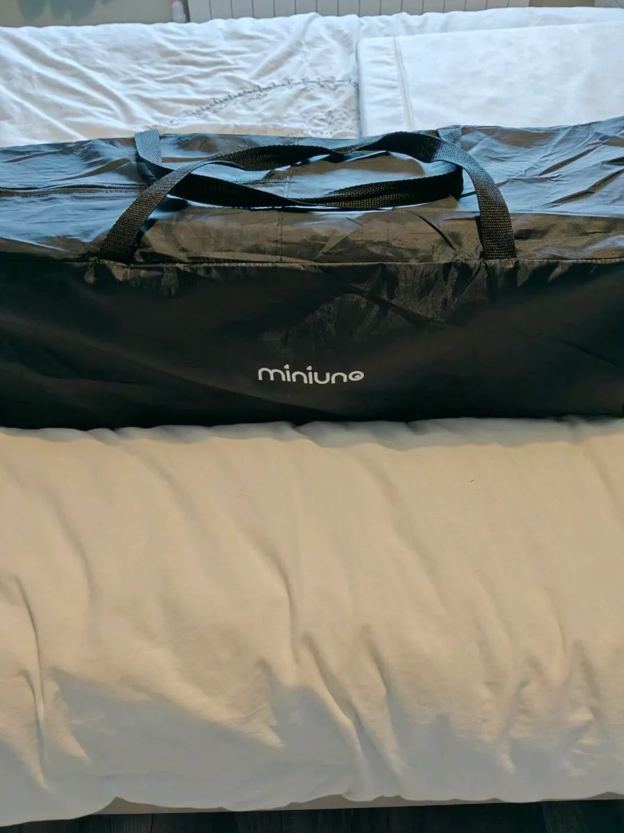 Baby travel cot - Image 2