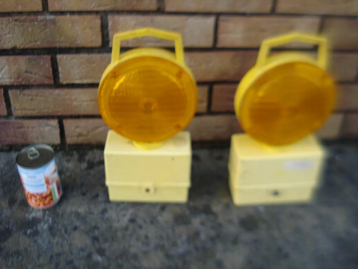 2 VINTAGE 1980 PLASTIC ROAD WORKS LAMPS. - Image 2