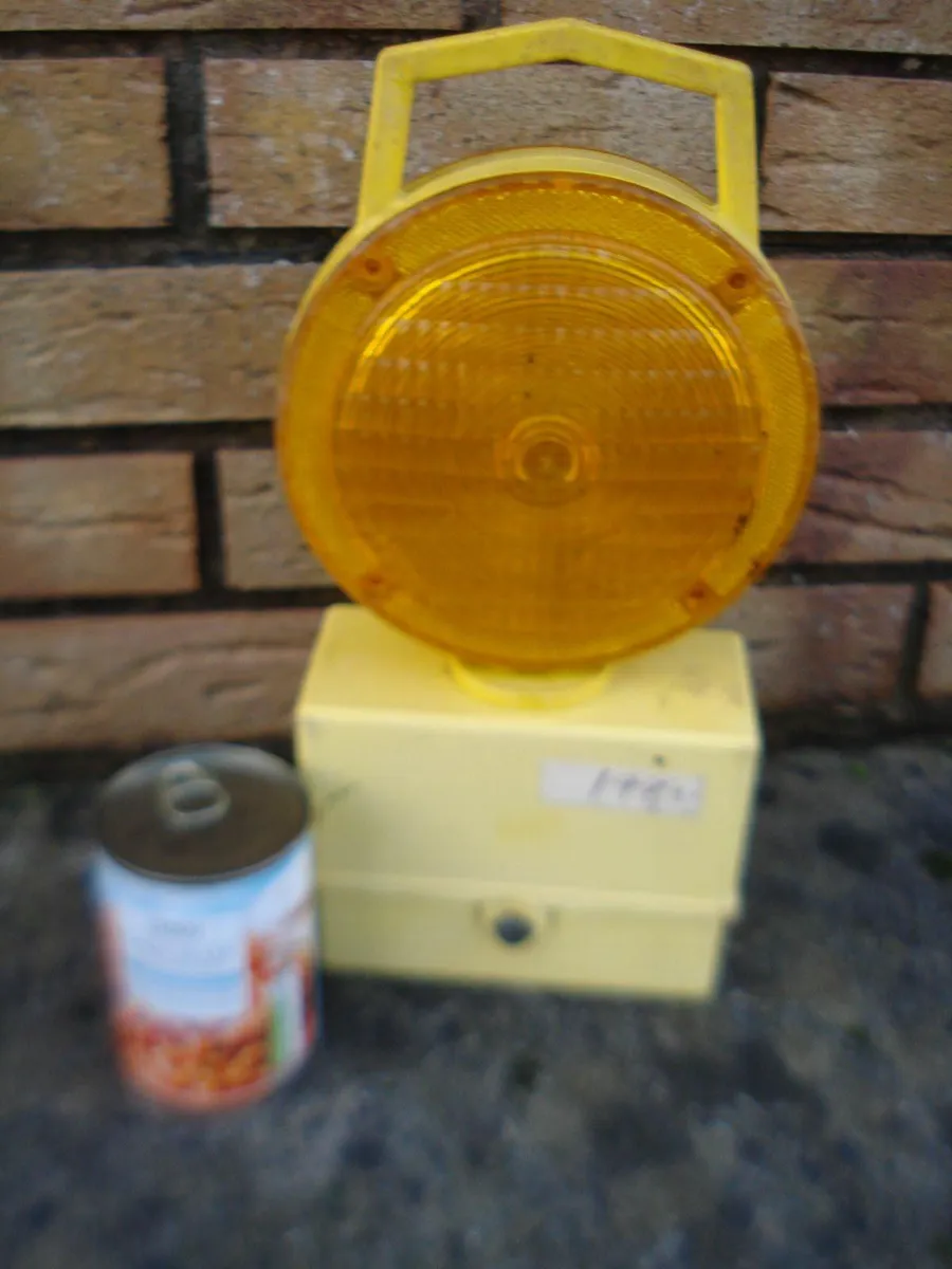 2 VINTAGE 1980 PLASTIC ROAD WORKS LAMPS. - Image 3