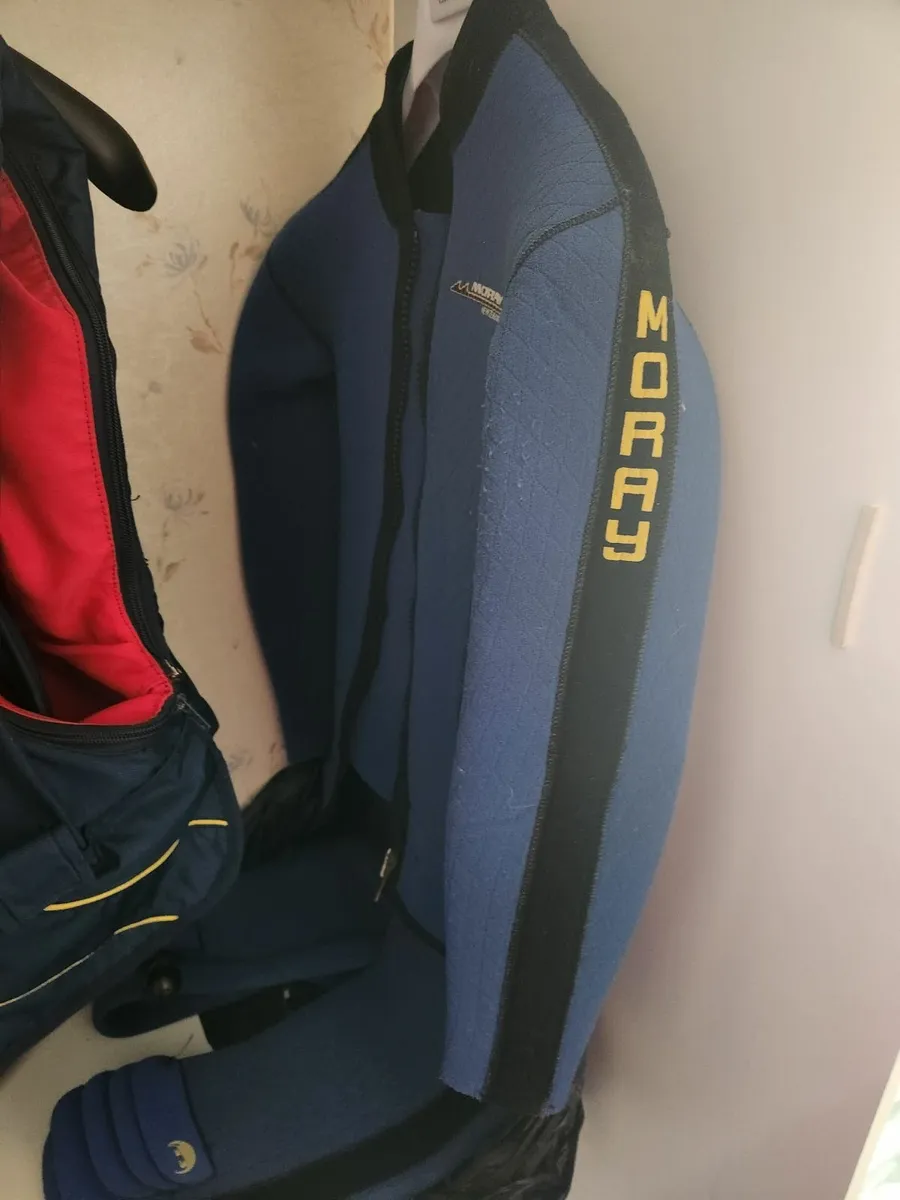 Scuba gear and tanks - Image 1
