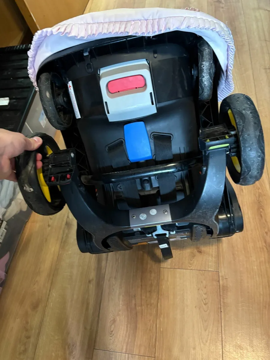 Fold able buggy into car seat - Image 2