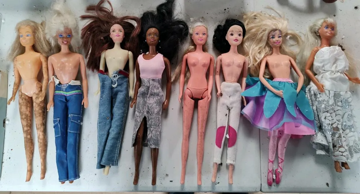 8 BARBY DOLLS