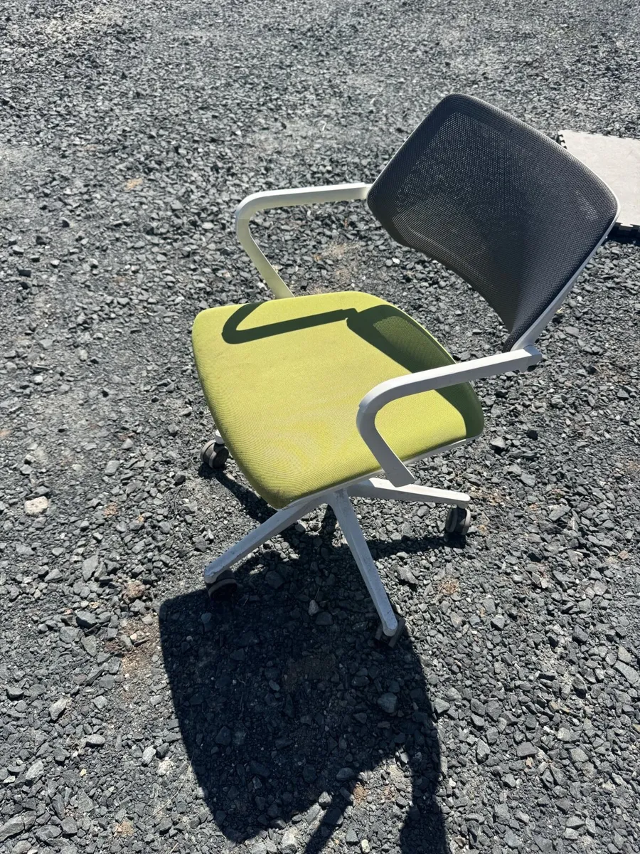 Green office chairs - Image 2