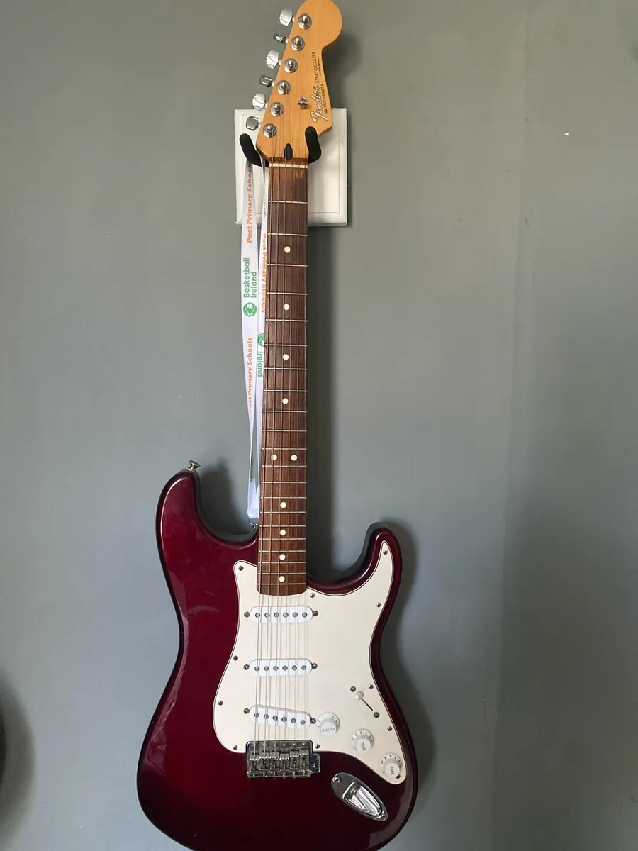 2002 fender STRATOCASTER Mexican - Image 1