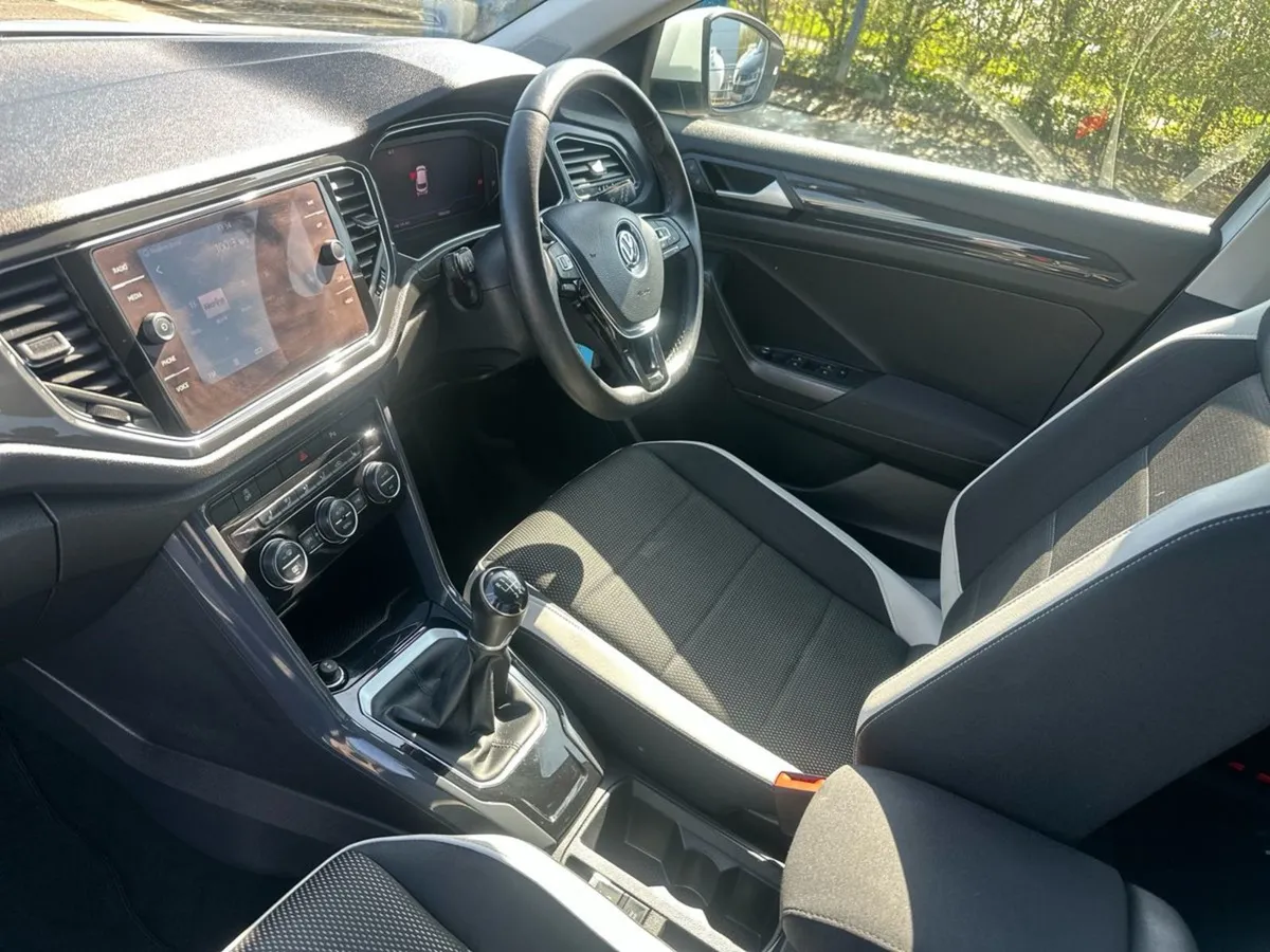 Volkswagen T-Roc Sport 1.0tsi 115HP Manual - Image 3