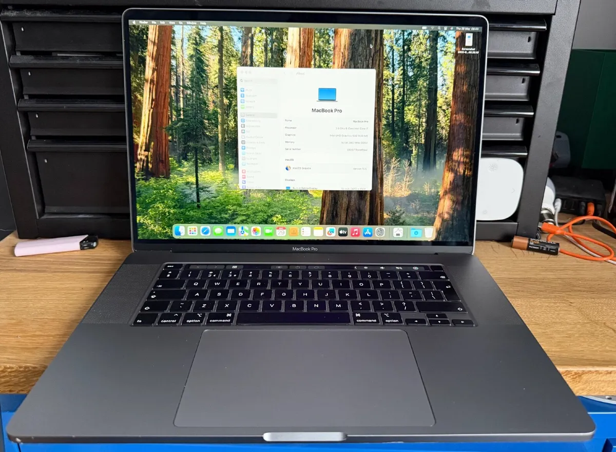 16" Apple MacBook Pro "Core i7" 2.6ghz - Image 1