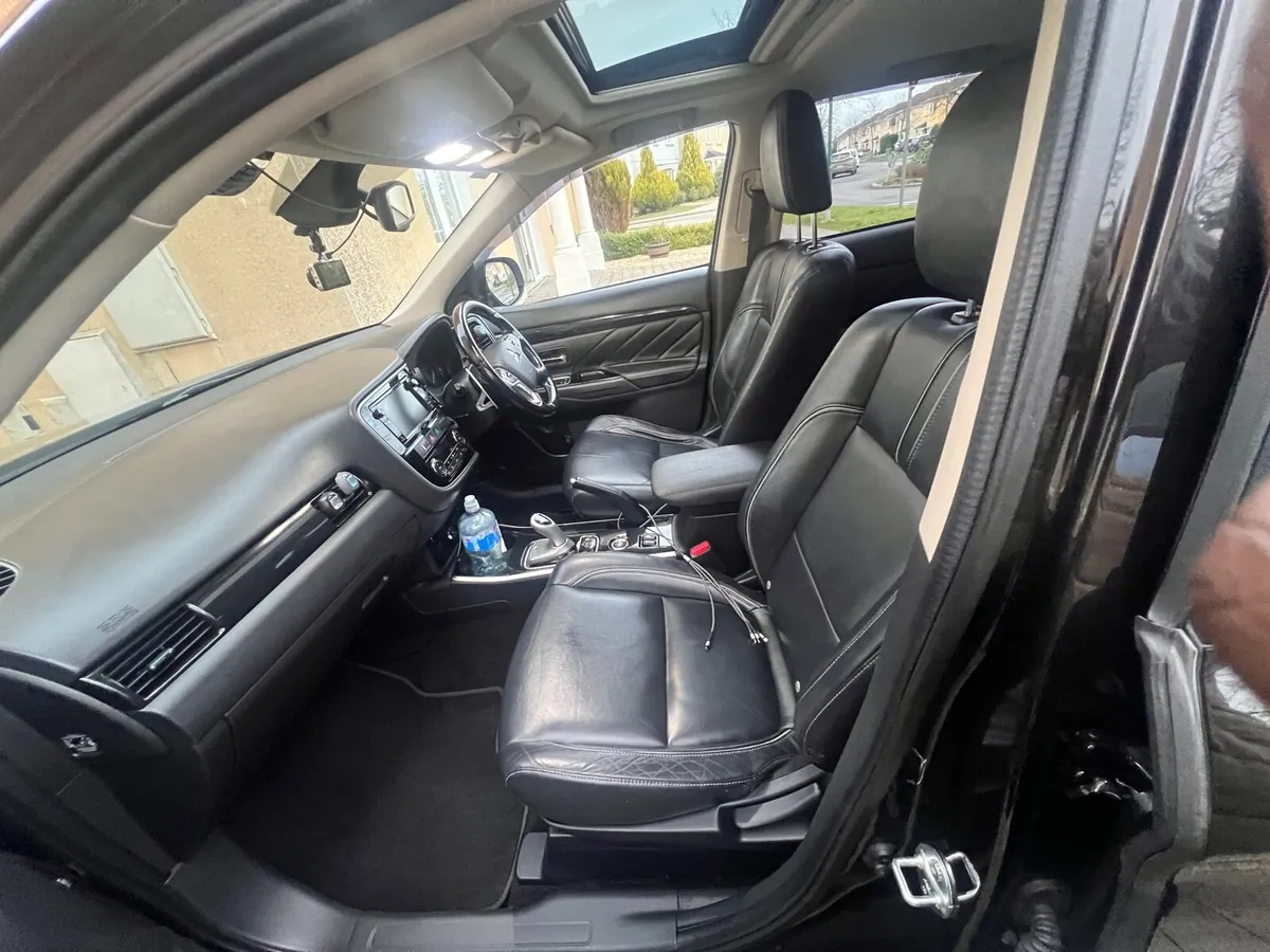 Mitsubishi Outlander 2016 PHEV - Image 4