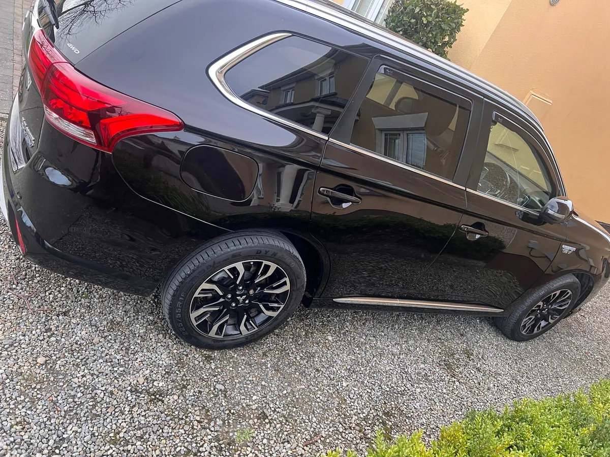 Mitsubishi Outlander 2016 PHEV - Image 1