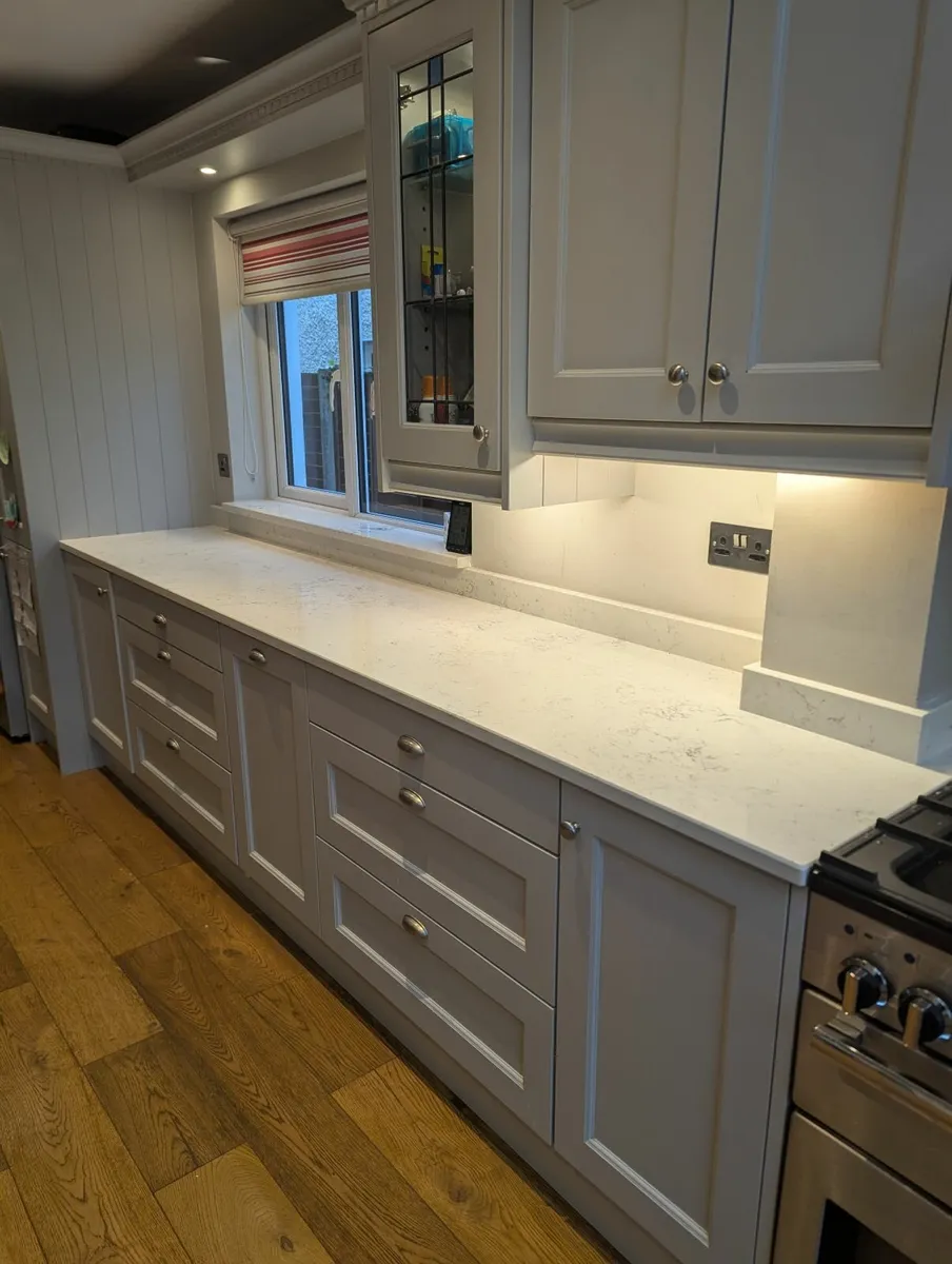 Solid wood painted kitchen - Image 2