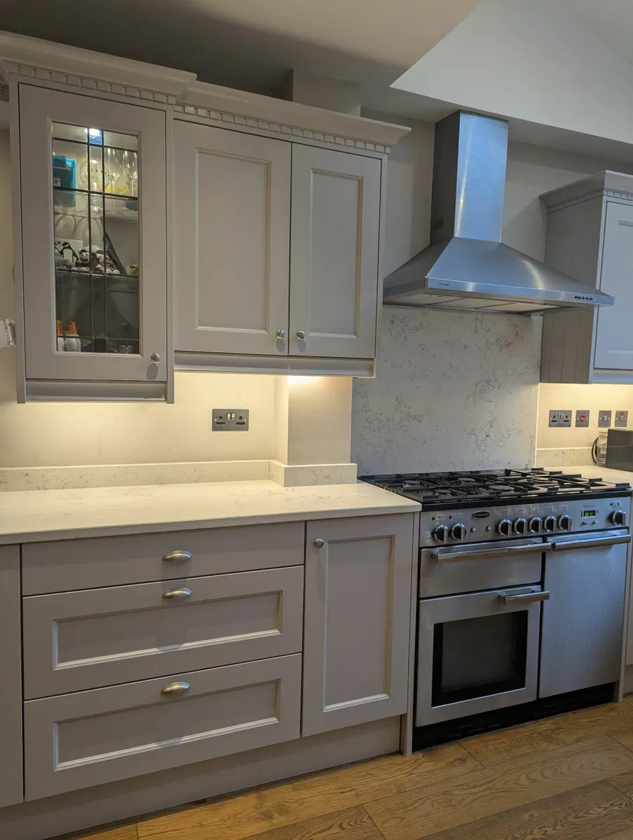 Solid wood painted kitchen - Image 4