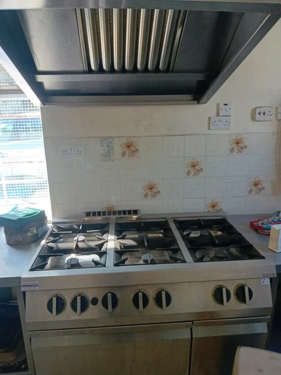 Gas cooker  and  extractor - Image 1