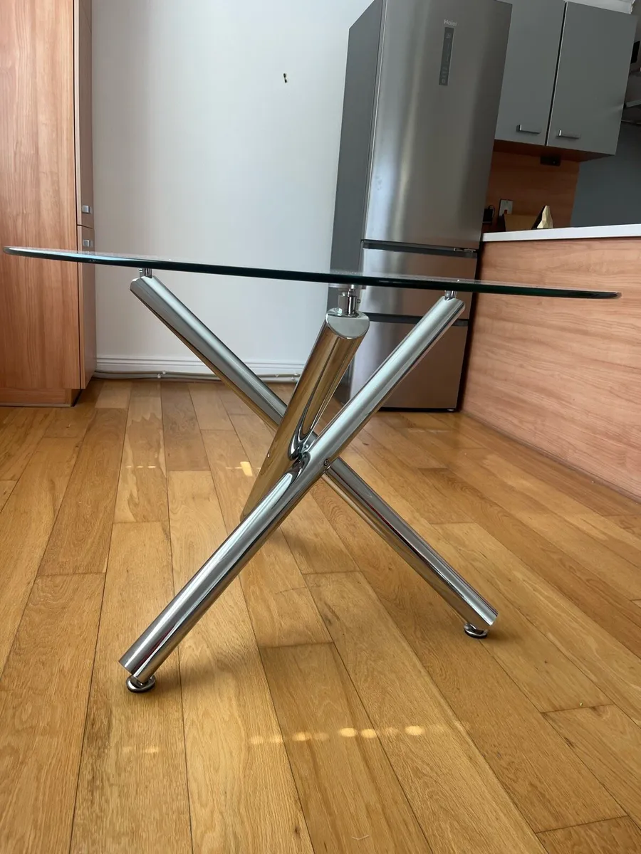 Glass dining table - Image 3