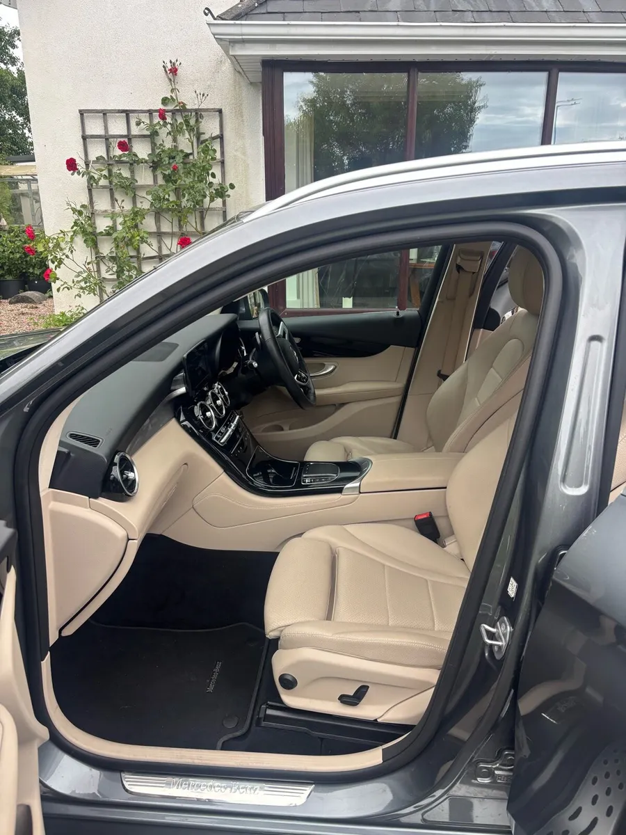 Car - Image 3