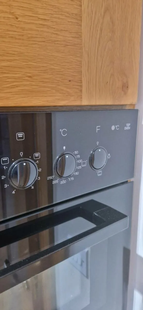 Whirlpool standard double oven - Image 3