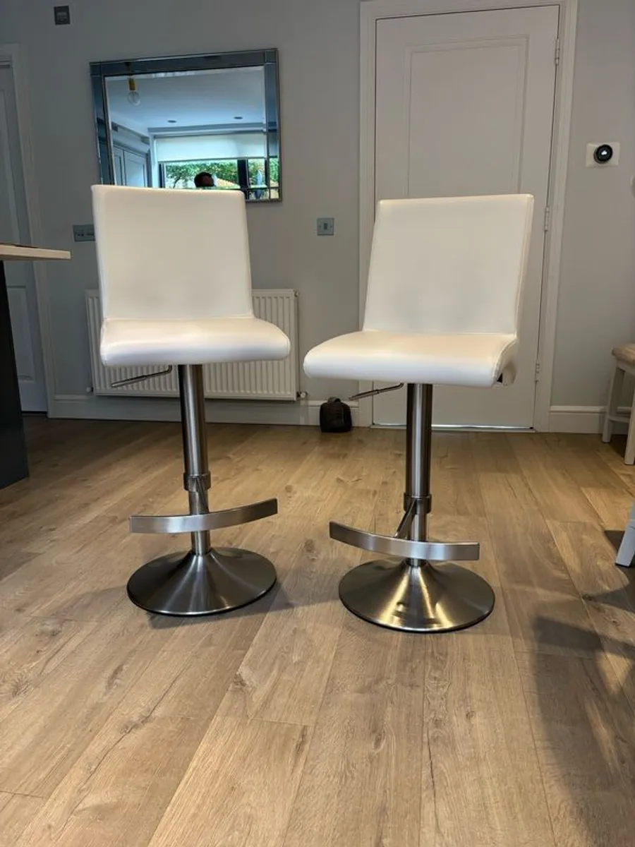Breakfast bar stools - Image 1