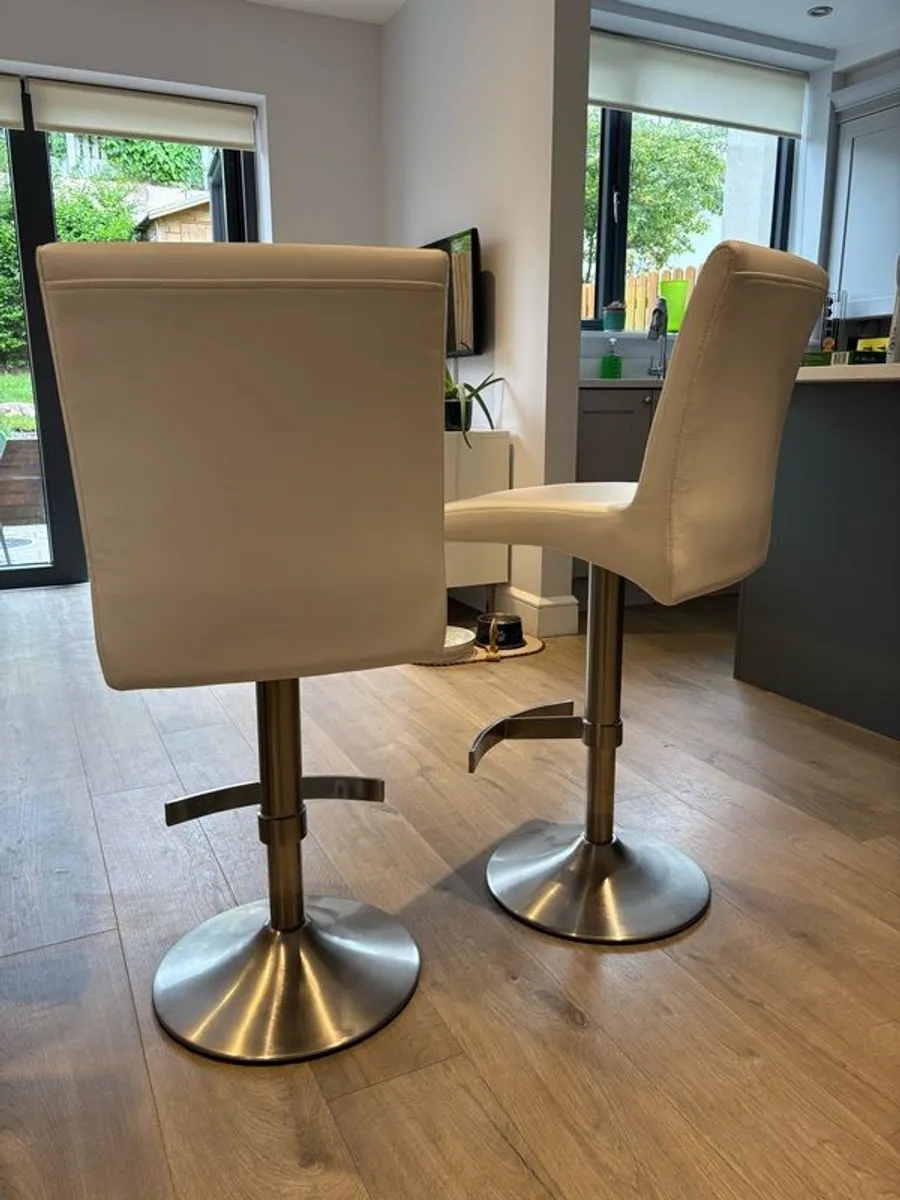 Breakfast bar stools - Image 3