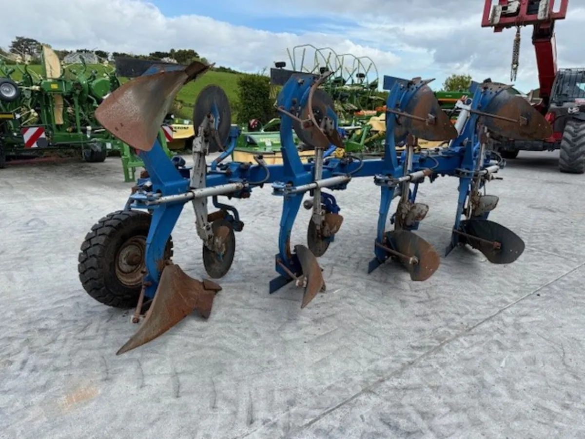 Used Overum CX VF4975 Variwidth 4F Plough c/w Disc - Image 3