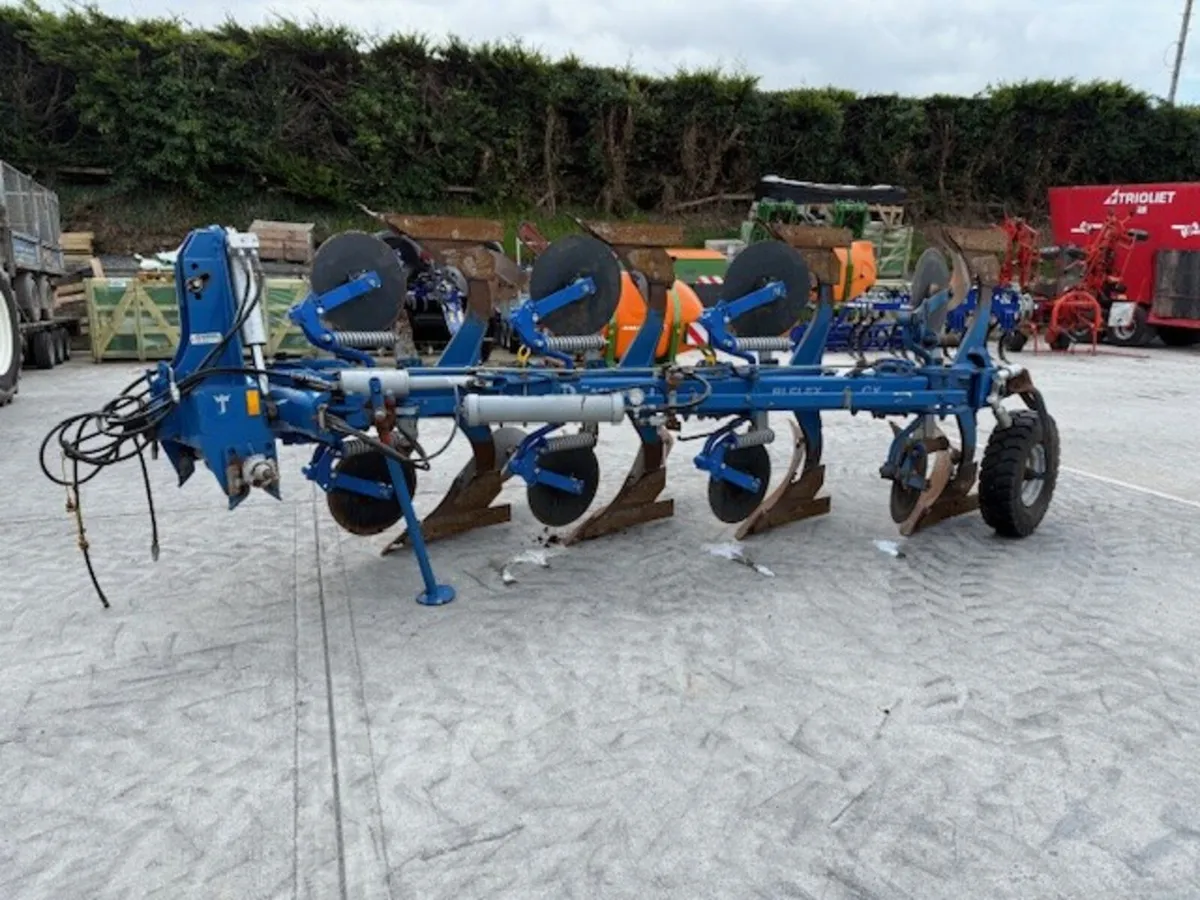 Used Overum CX VF4975 Variwidth 4F Plough c/w Disc - Image 4