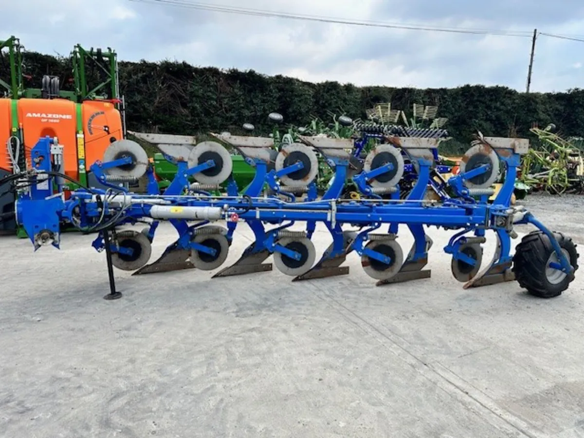 Used Overum CX VF4975 Variwidth 4F Plough c/w Disc - Image 1