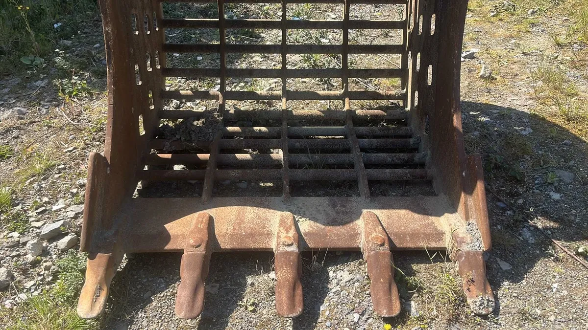 Breaker and riddle bucket - Image 2