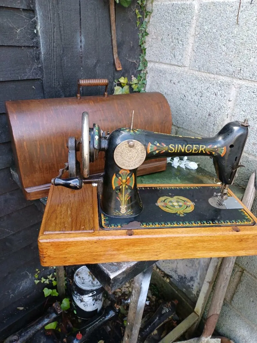 1918  Handcrank Singer Sewing Machine - Image 2