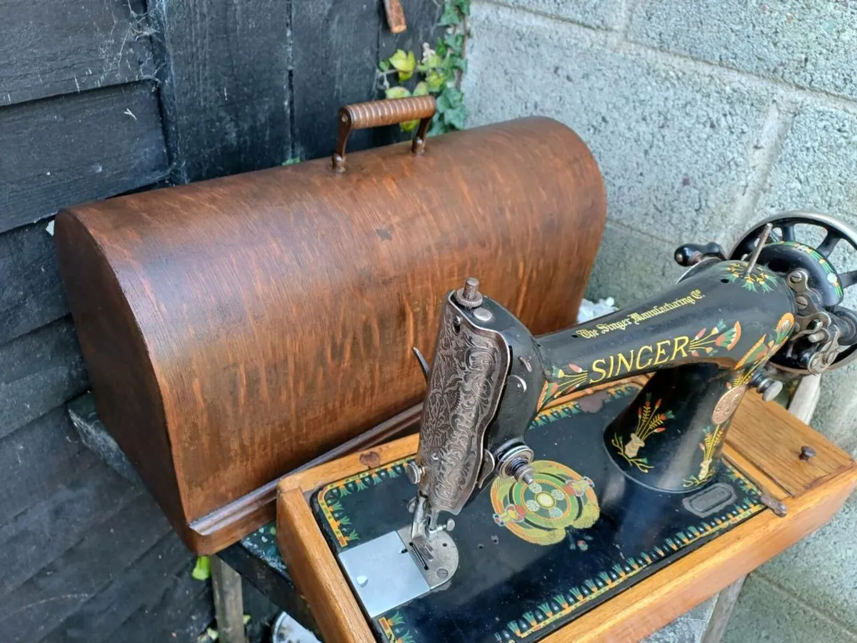 1918  Handcrank Singer Sewing Machine - Image 3