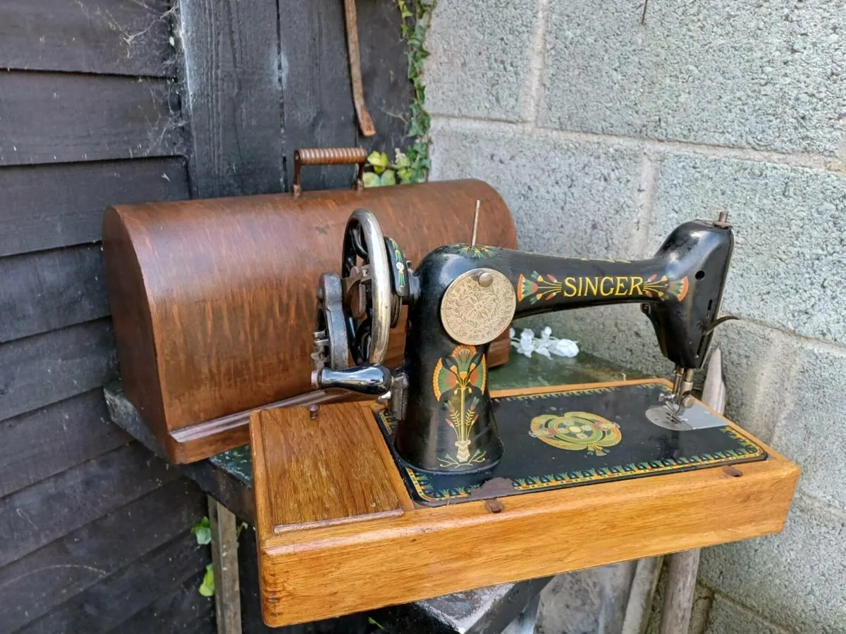 1918  Handcrank Singer Sewing Machine - Image 4