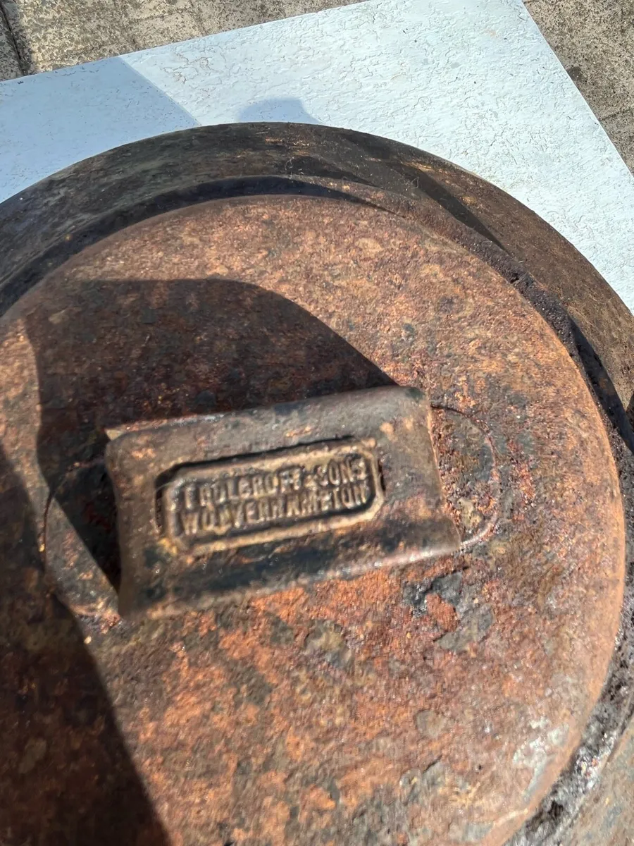 Antique cast iron kettle - Image 2