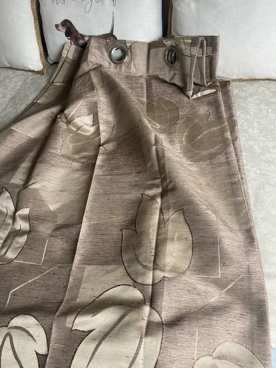 Curtains - Image 2
