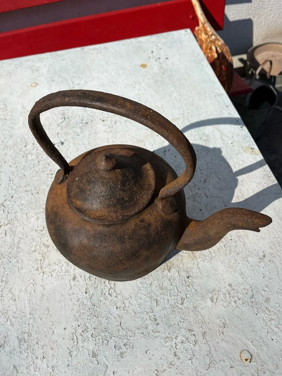 Antique cast iron kettle - Image 1