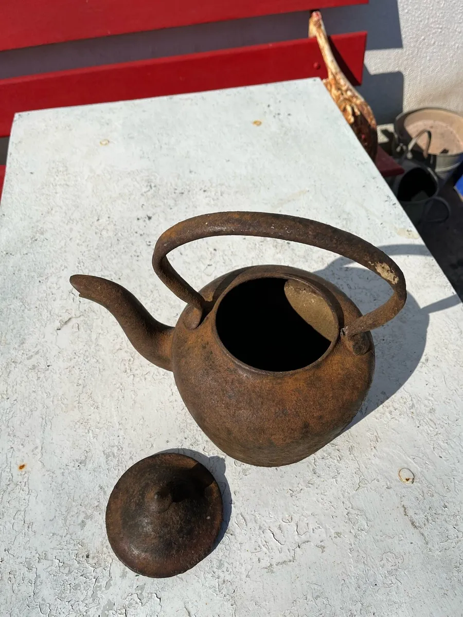 Antique cast iron kettle - Image 3