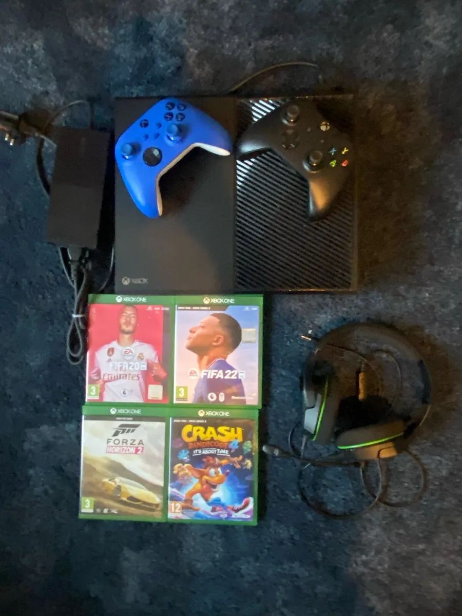 Xbox 1 and accessories - Image 1