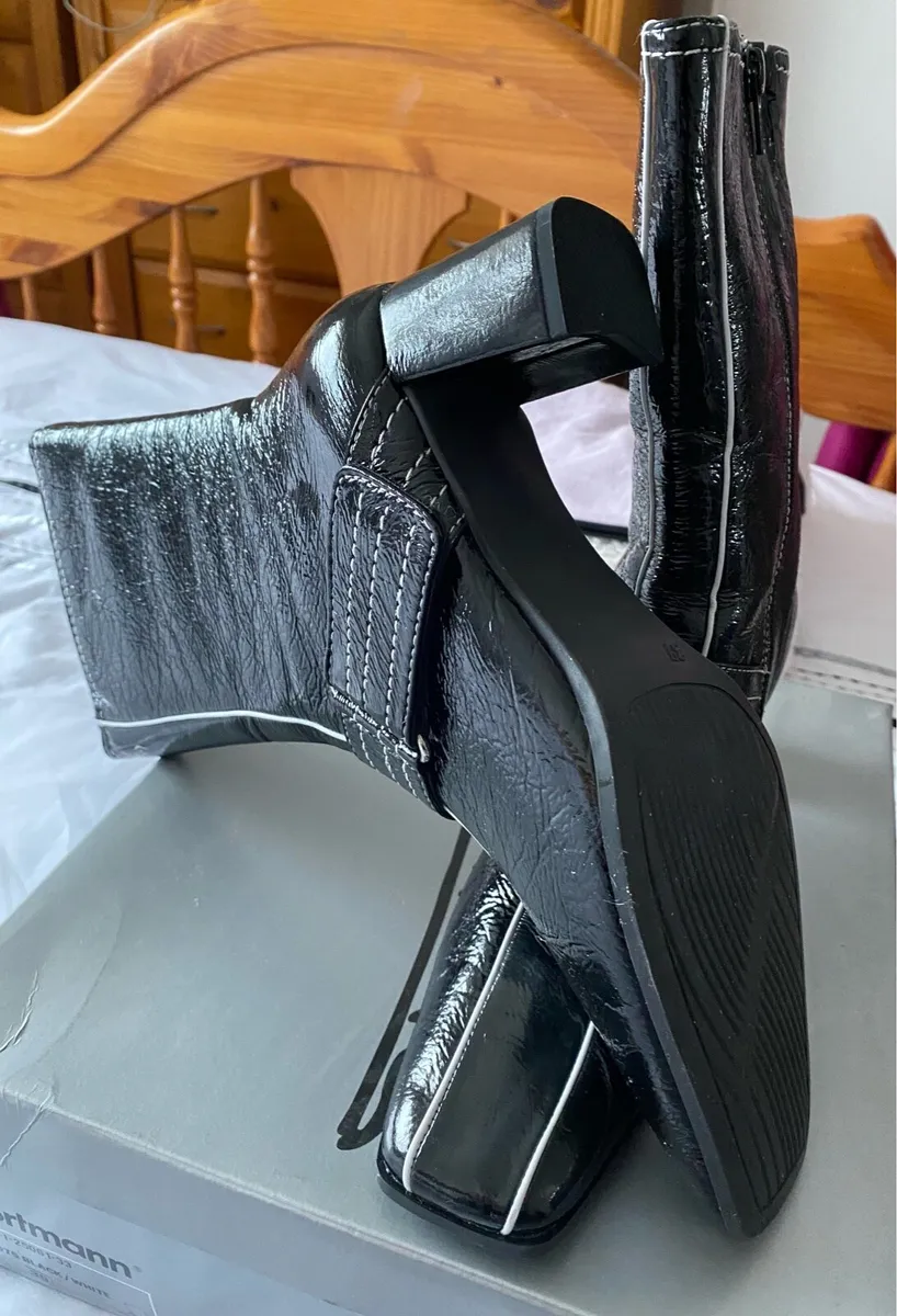 Brand NEW Gino Ventori Ladies Boots, Size 39 / 6 - Image 2