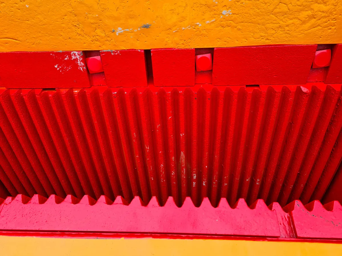 Jaw Crusher box with panel and motor - Image 2