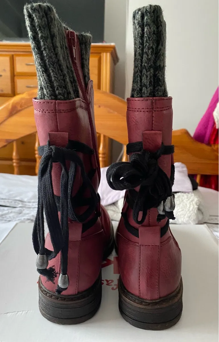 BRAND NEW in Box Rieker Ladies Boots, Size 40 / 7 - Image 2