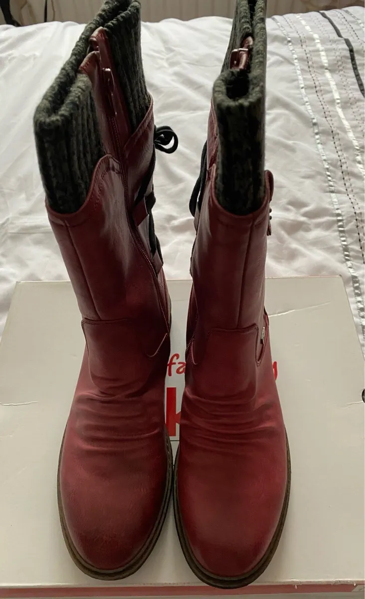 BRAND NEW in Box Rieker Ladies Boots, Size 40 / 7 - Image 3