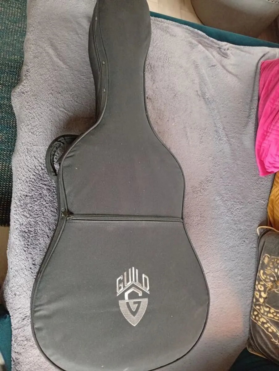 Guild D120 acoustic guitar - Image 4