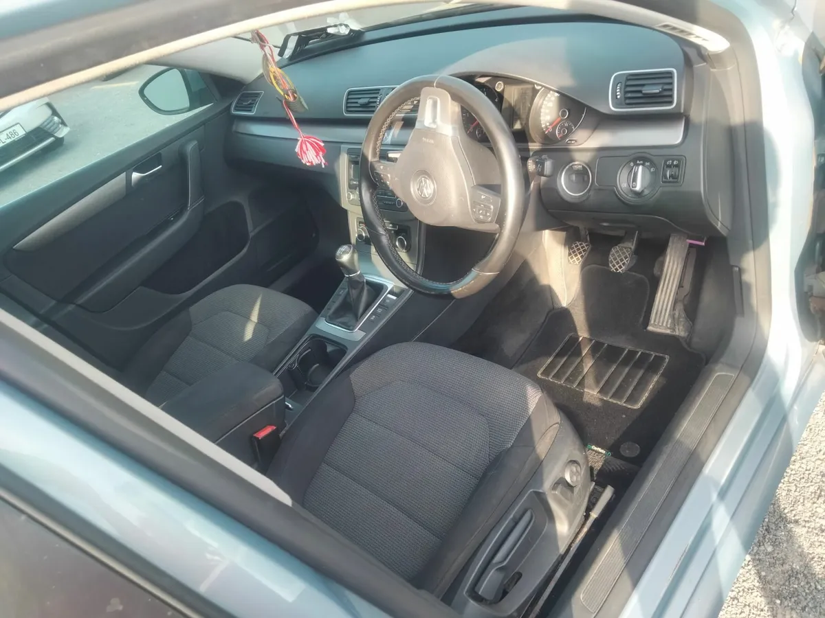 Volkswagen Passat 2012 - Image 2