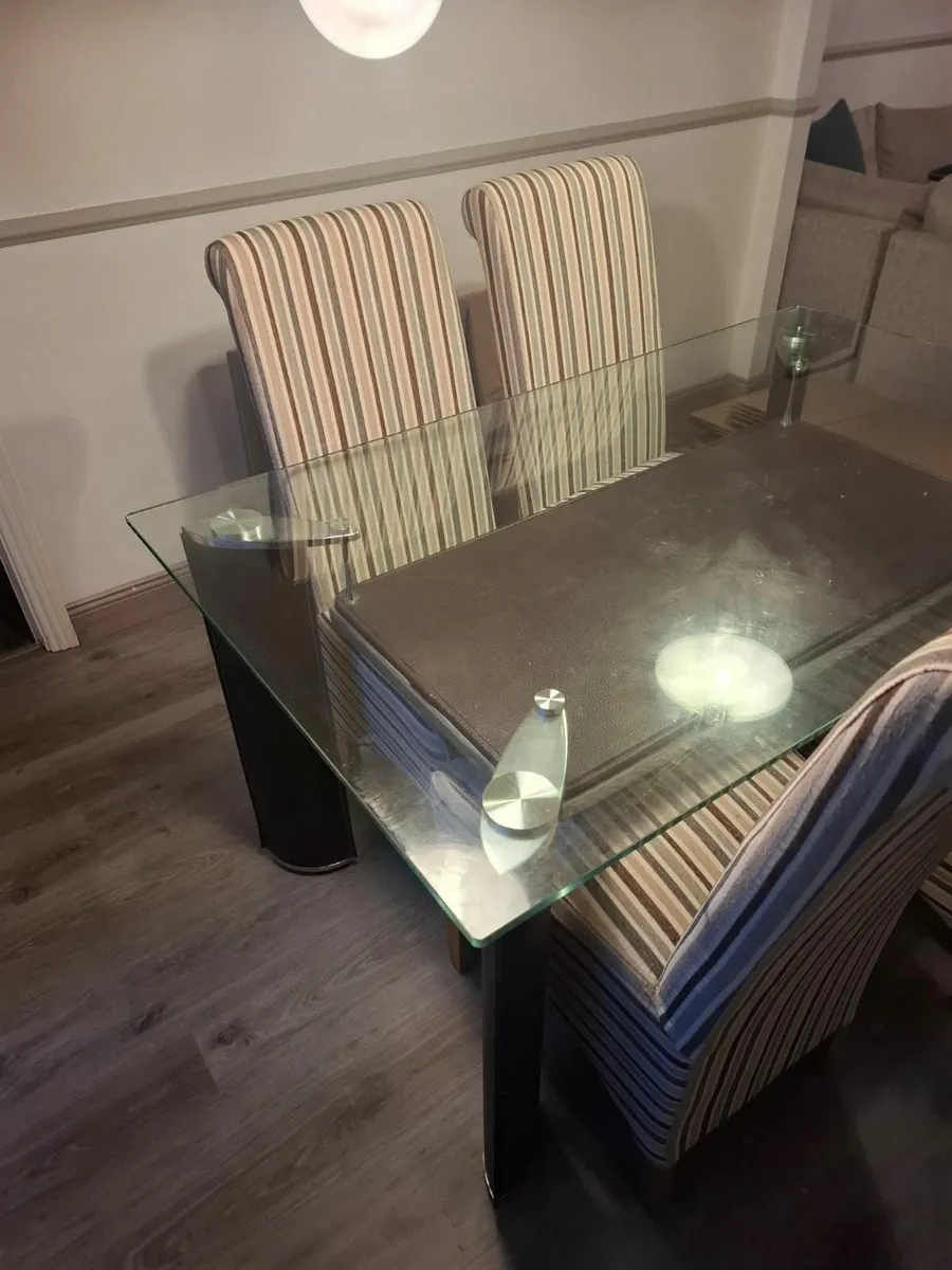 Table and 4 chairs - Image 1