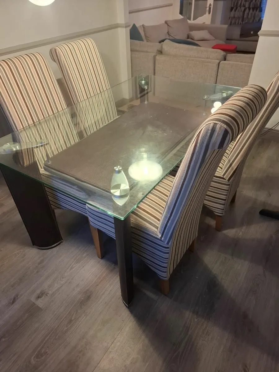 Table and 4 chairs - Image 3